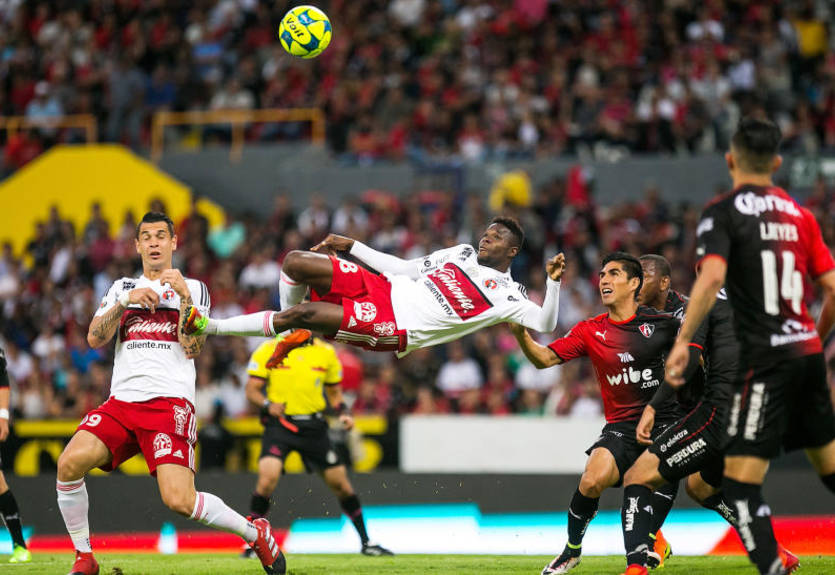 Мексиканский игрок забил супергол ножницами под перекладину Мексиканский игрок забил супергол ножницами под перекладину