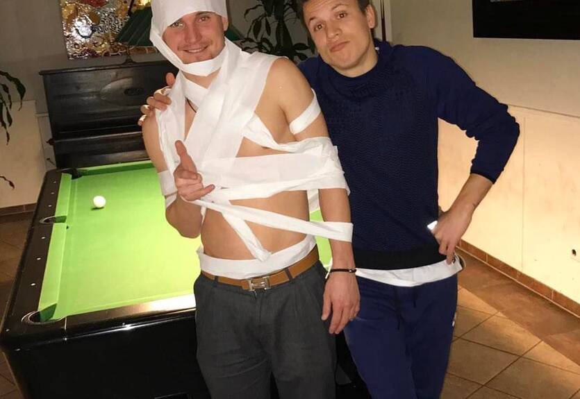 Мы с Тамарой ходим парой: Коноплянка и Олейник купили одиннаковые костюмы на распродаже Мы с Тамарой ходим парой: Коноплянка и Олейник купили одиннаковые костюмы на распродаже