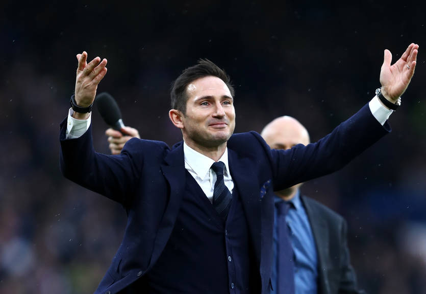 Болельщики Челси не давали Лэмпарду покинуть Уэмбли, окружив автомобиль игрока Болельщики Челси не давали Лэмпарду покинуть Уэмбли, окружив автомобиль игрока