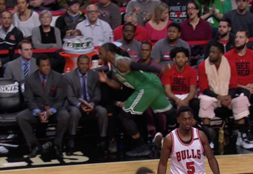 Рэджон Рондо, сидя на скамейке, поставил подножку сопернику Рэджон Рондо, сидя на скамейке, поставил подножку сопернику