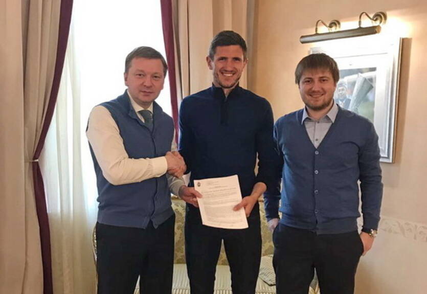 Официально: Шахтер продлил контракт с защитником