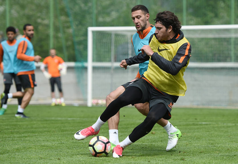 Шахтер в полном составе готовится к чемпионскому матчу с Зарей в Харькове Шахтер в полном составе готовится к чемпионскому матчу с Зарей в Харькове