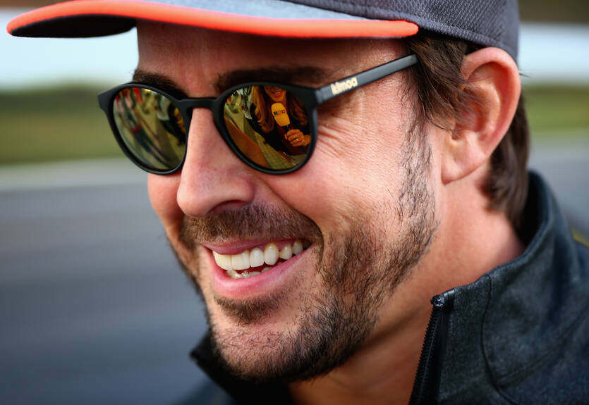 Алонсо намотал на покрышки две птицы, тестируя машину для IndyCar Алонсо намотал на покрышки две птицы, тестируя машину для IndyCar