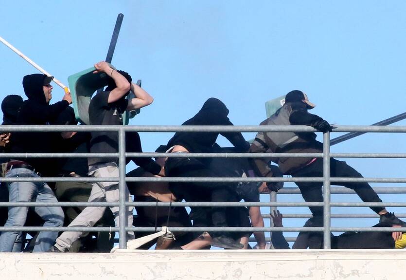 Финал Кубка Греции был отложен из-за бойни фанатов на трибунах Финал Кубка Греции был отложен из-за бойни фанатов на трибунах