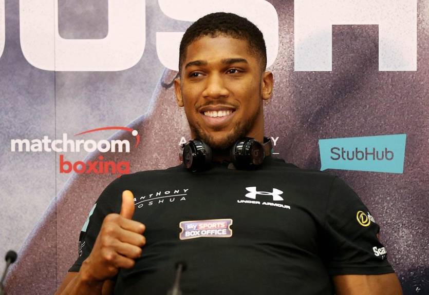 Джошуа подарили боксерскую перчатку из бриллиантов