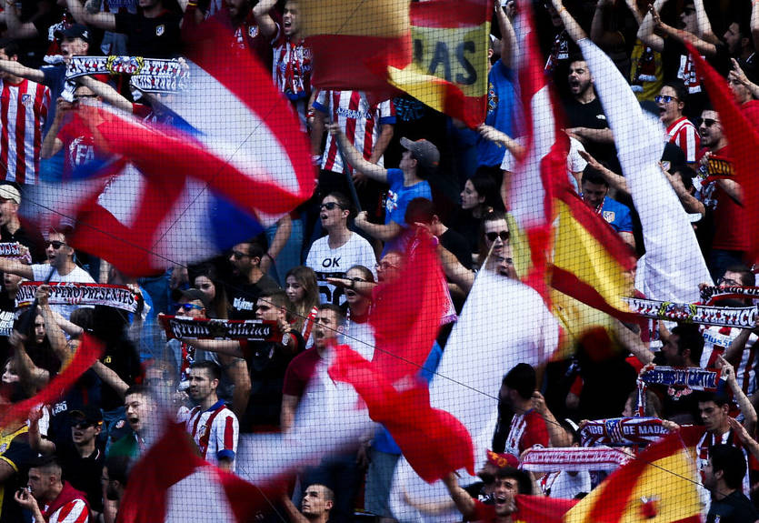 Фанаты Атлетико забрали часть кресел с Висенте Кальдерон после матча с Реалом Фанаты Атлетико забрали часть кресел с Висенте Кальдерон после матча с Реалом