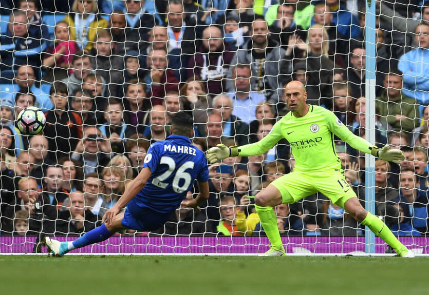 Игрок Лестера лишил команду очков, курьезно пробив пенальти Игрок Лестера лишил команду очков, курьезно пробив пенальти