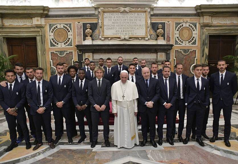 Ювентус и Лацио навестили Папу Римского накануне финала Кубка Италии