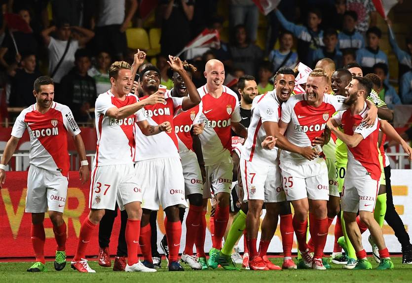 Игроки Монако сорвали пресс-конференцию тренера, облив его ледяной водой
