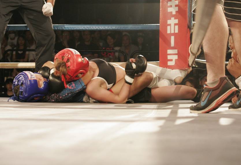 На турнире ММА 12-летняя девочка победила 24-летнюю соперницу На турнире ММА 12-летняя девочка победила 24-летнюю соперницу