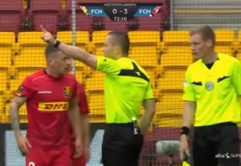 В Дании был забит гол после невероятно глупой ошибки арбитра