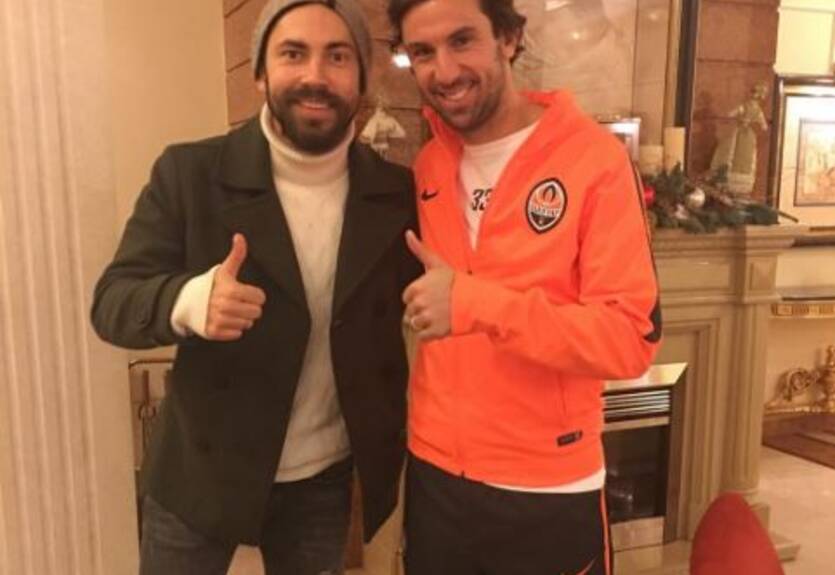 Известный фанат Шахтера заплатил за футболку Коноплянки более 2 тысяч долларов Известный фанат Шахтера заплатил за футболку Коноплянки более 2 тысяч долларов