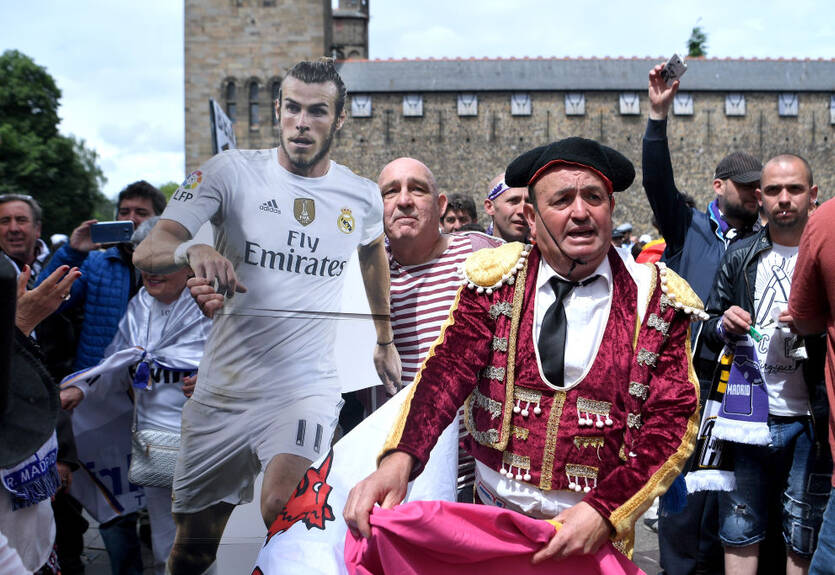 Фаны Реала пронесли Бэйла на руках по всему Кардиффу Фаны Реала пронесли Бэйла на руках по всему Кардиффу