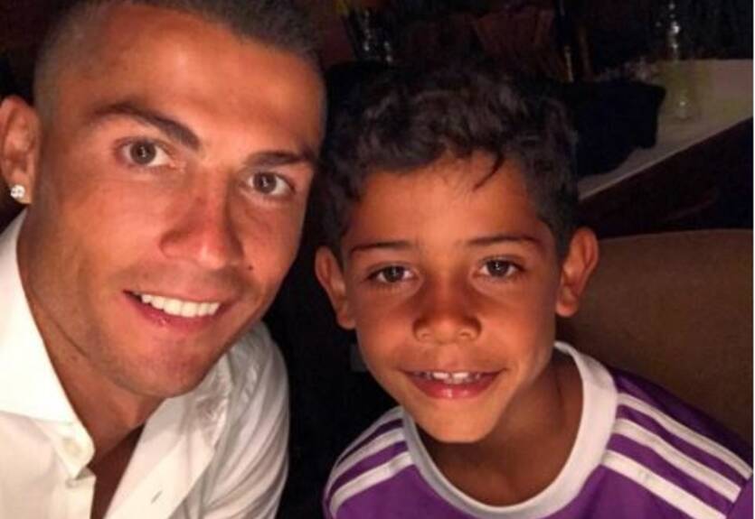 Яблоко от яблони: Роналду покорил сеть фотографией с сыном Яблоко от яблони: Роналду покорил сеть фотографией с сыном
