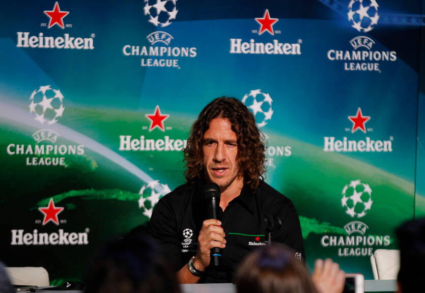 Невеста Пуйоля напугала футболиста пойманным букетом на свадьбе