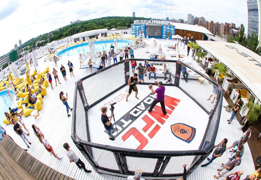 Горячие девушки и визит Усика: как прошла открытая тренировка участников WWFC 7