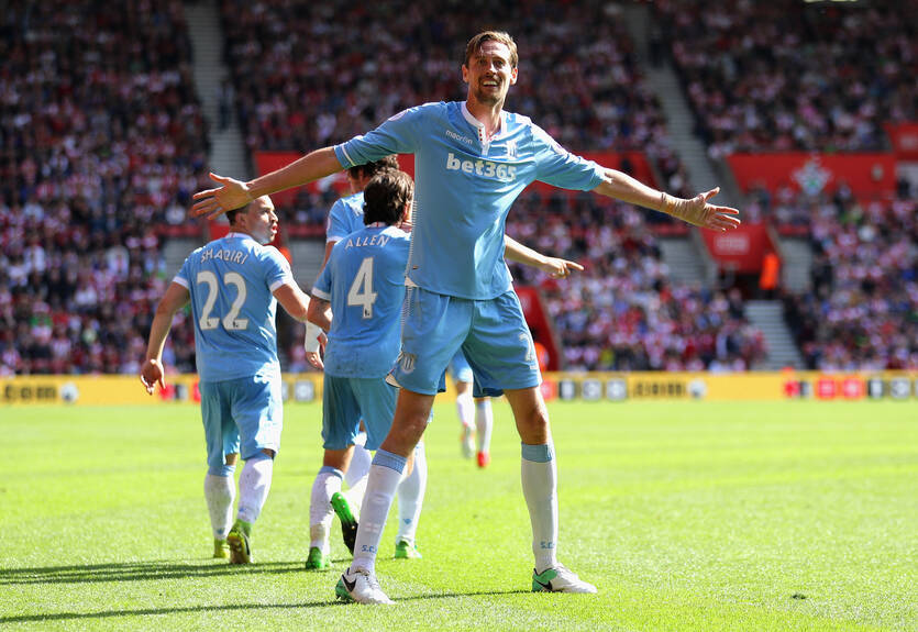 Лето – время с семьей: Питер Крауч накормил жирафов Лето – время с семьей: Питер Крауч накормил жирафов