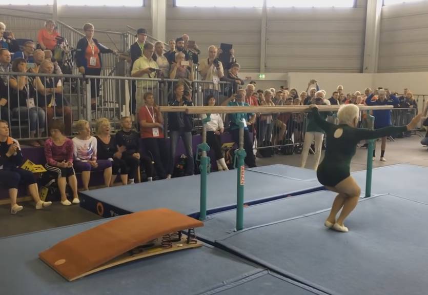 Эффектное выступление на брусьях от 91-летней бабули, которое заставит тебя заняться спортом