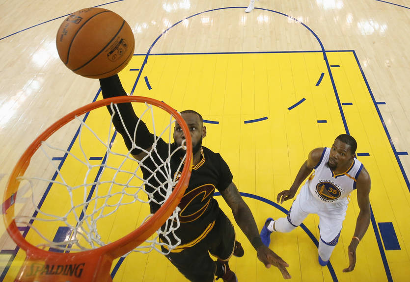 НБА: Данки Джеймса и бросок Дюранта – среди 50 лучших моментов плей-офф