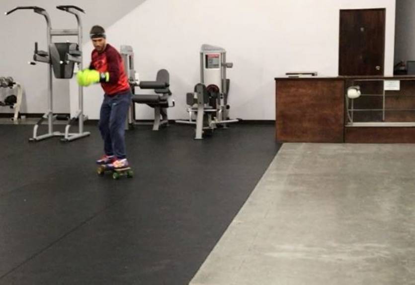 На скейте в перчатках: Ломаченко показал свою необычную разминку