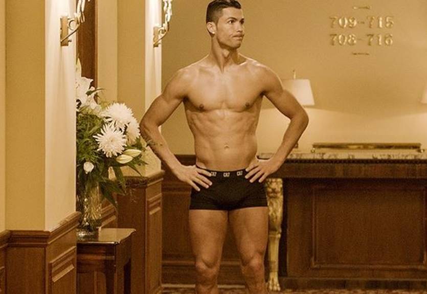 Горничная в отеле сфотографировала Роналду в одних трусах