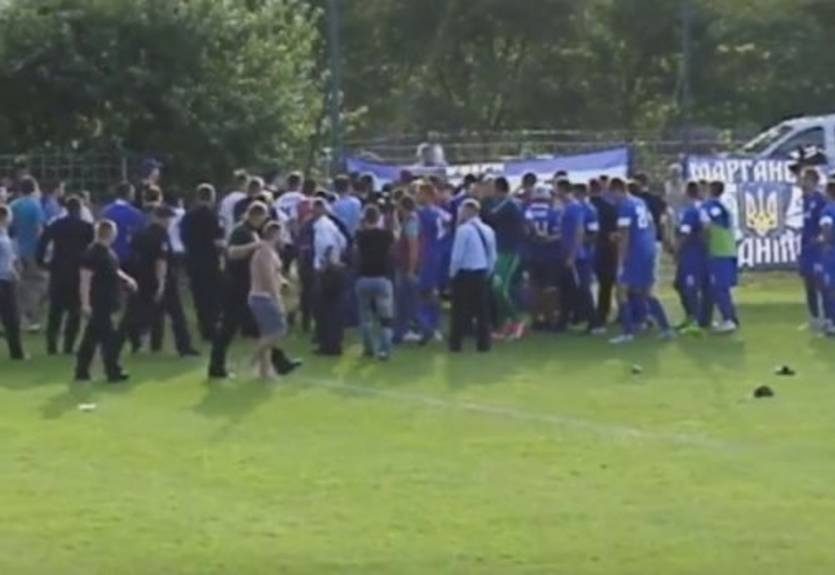 Фанаты Днепра устроили массовую драку во время матча Кубка Украины