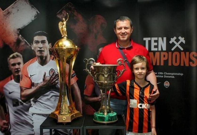 Шахтер позволит фанатам сфотографироваться со своими наградами Шахтер позволит фанатам сфотографироваться со своими наградами