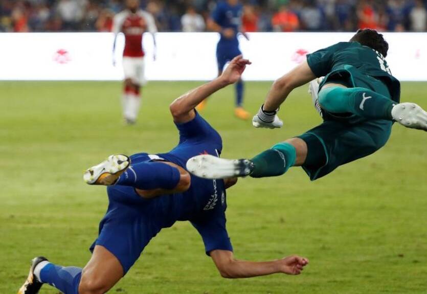 Вратарь Арсенала сломал игроку Челси несколько лицевых костей