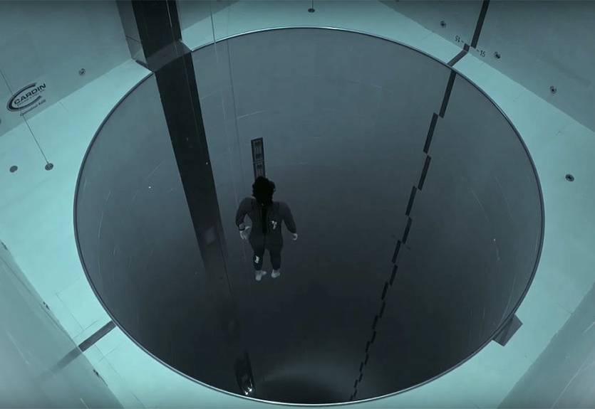 Фридайвер опустился на дно самого глубокого искусственного бассейна в мире