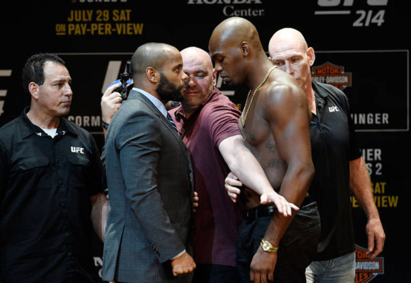 UFC 214: Кормье перевесил Джонса на 200 граммов