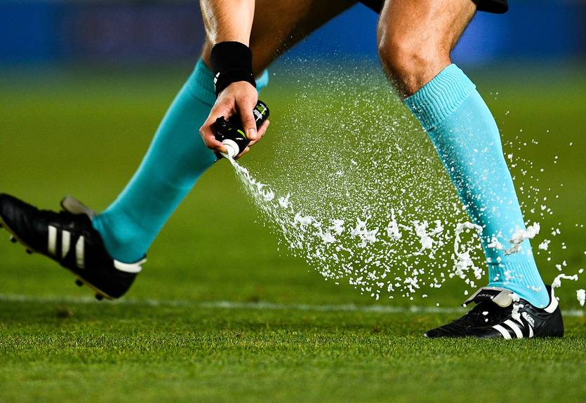 Изобретатель исчезающего спрея потребовал от ФИФА 35 млн долларов Изобретатель исчезающего спрея потребовал от ФИФА 35 млн долларов