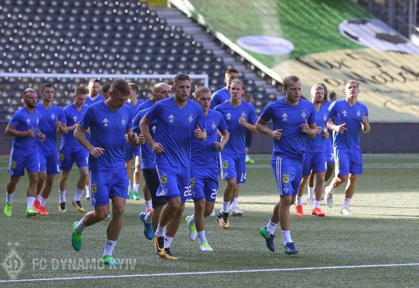 Игроки Динамо испытали искусственный газон стадиона в Берне