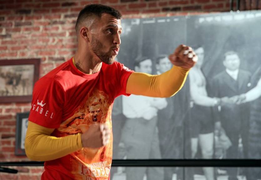 Ломаченко провел открытую тренировку в огненной футболке