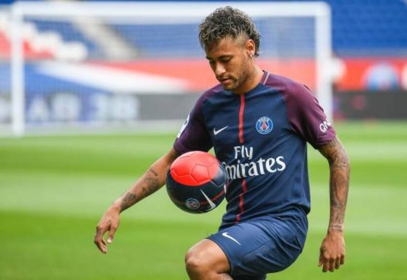 Неймар влез на стул и спел бразильский хит на посвящении в ПСЖ