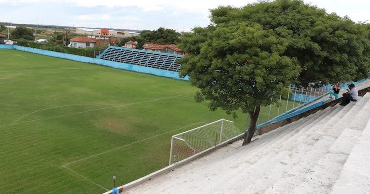 Ну стадион. Стадион с деревьями. Стадион в Парагвае. Трибуна для стадиона дерево. Древесина на стадионе.