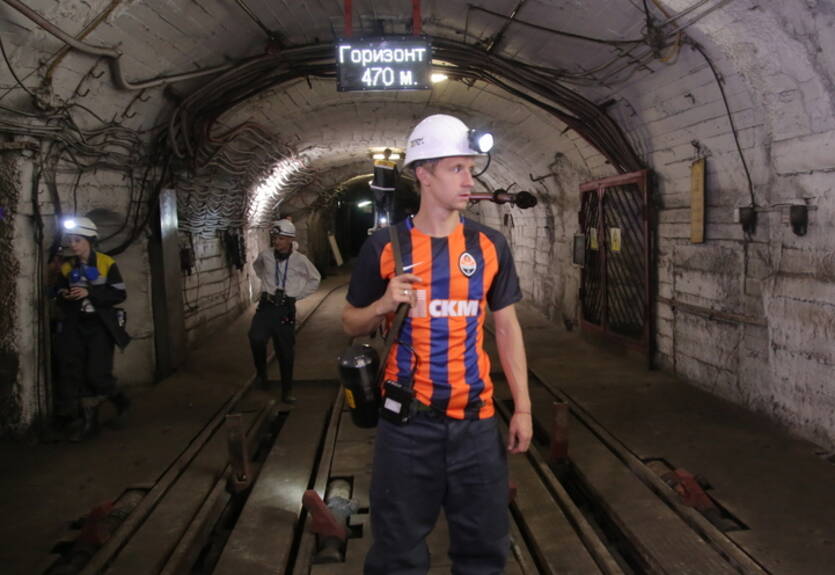 Игрок Шахтера спустился в шахту, испытав тяжелый труд горняков на себе