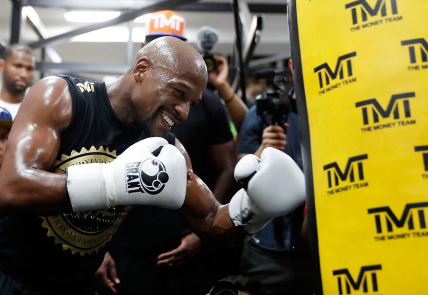 Мейвезер – Макгрегор: американец провел открытую тренировку Мейвезер – Макгрегор: американец провел открытую тренировку