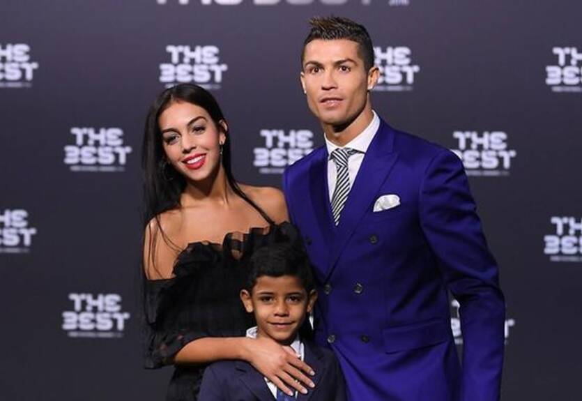 Родители подруги Роналду отказались от нее из-за отношений с футболистом Родители подруги Роналду отказались от нее из-за отношений с футболистом