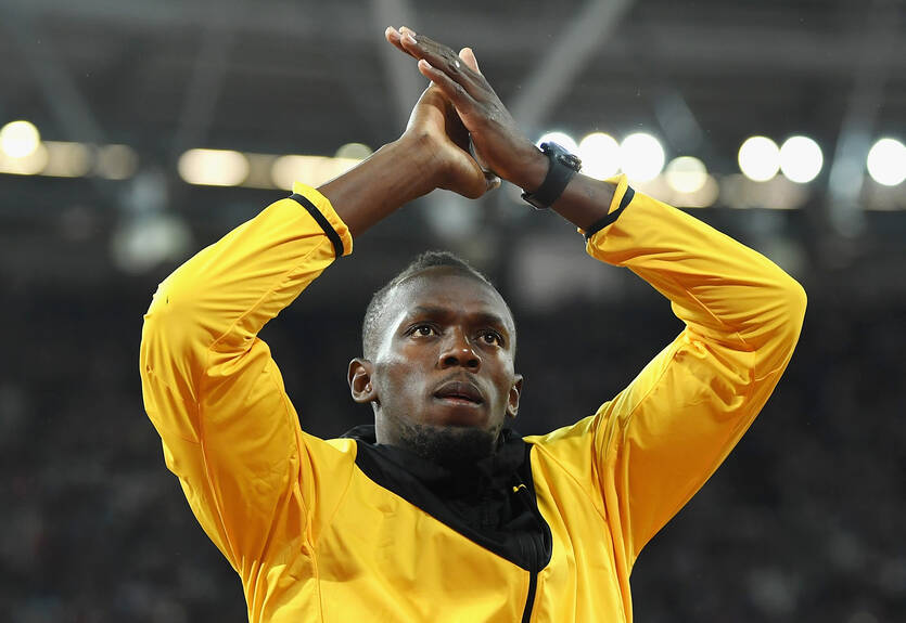 Болт может начать футбольную карьеру