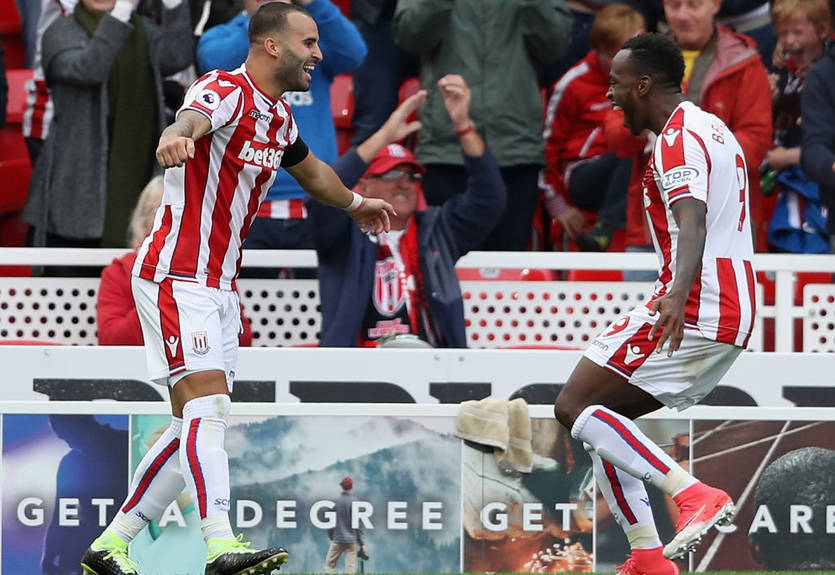 Английский фанат полетел с лестницы, бурно празднуя гол Английский фанат полетел с лестницы, бурно празднуя гол