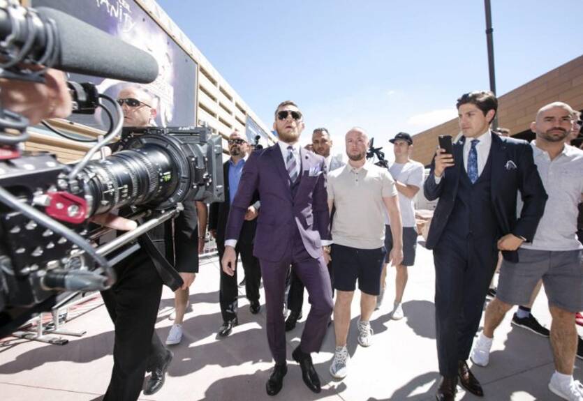 Макгрегор и Мейвезер официально прибыли в Лас-Вегас