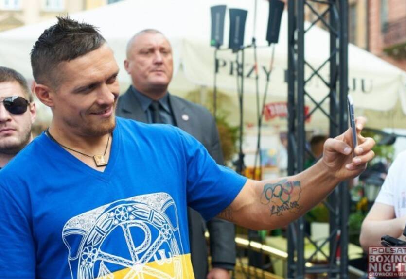 Усик отправился на бой с Хуком Усик отправился на бой с Хуком