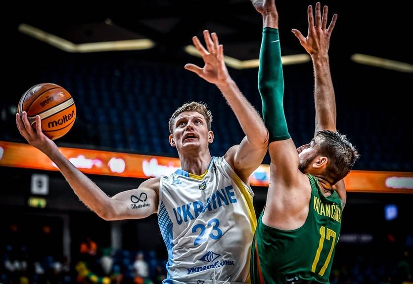 Украина разгромно проиграла Литве на Евробаскете