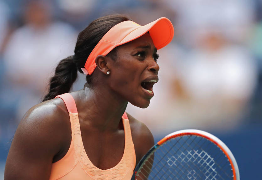 Стивенс упала со стула, пытаясь увернуться от мухи