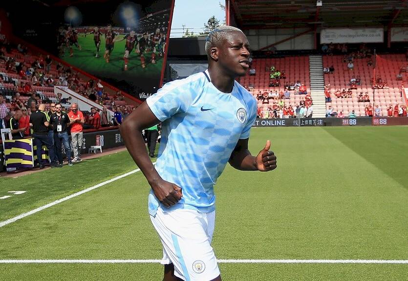 Игрок Ман Сити поглумился над фото партнера, попросив найти ему снайпера