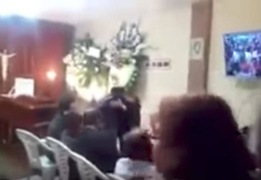 В Перу фанаты смотрели футбол во время похорон В Перу фанаты смотрели футбол во время похорон