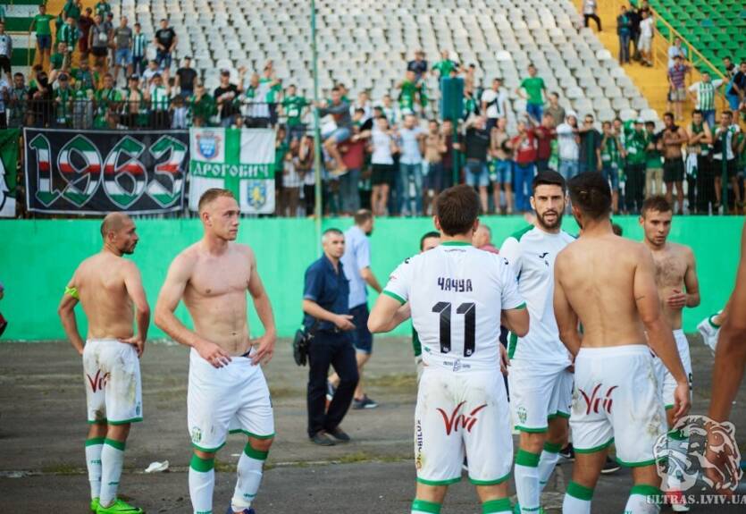 Мы – Карпаты, вы – г*вно: львовские ультрас отобрали футболки у игроков