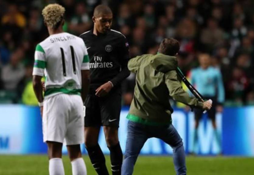 Фанат Селтика попытался ударить Мбаппе во время матча