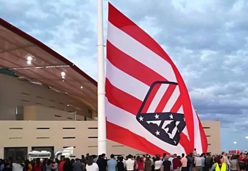 Атлетико оконфузился во время открытия новой арены, подняв перевернутый флаг