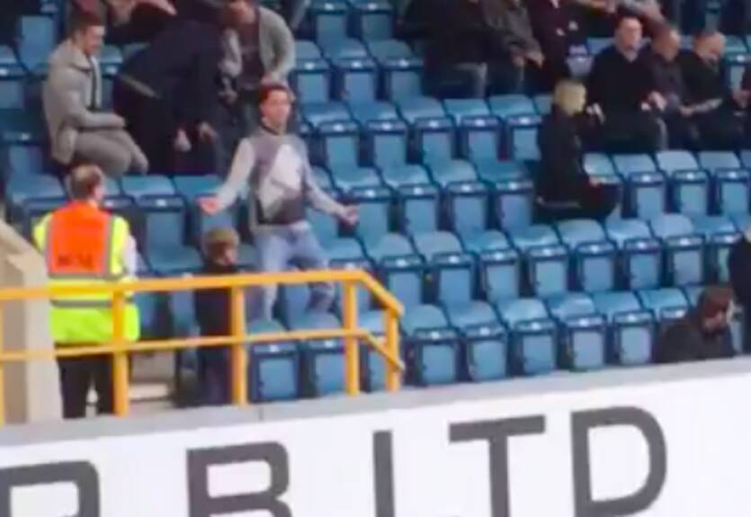 Фанат Лидса стал звездой, ярко станцевав на трибунах